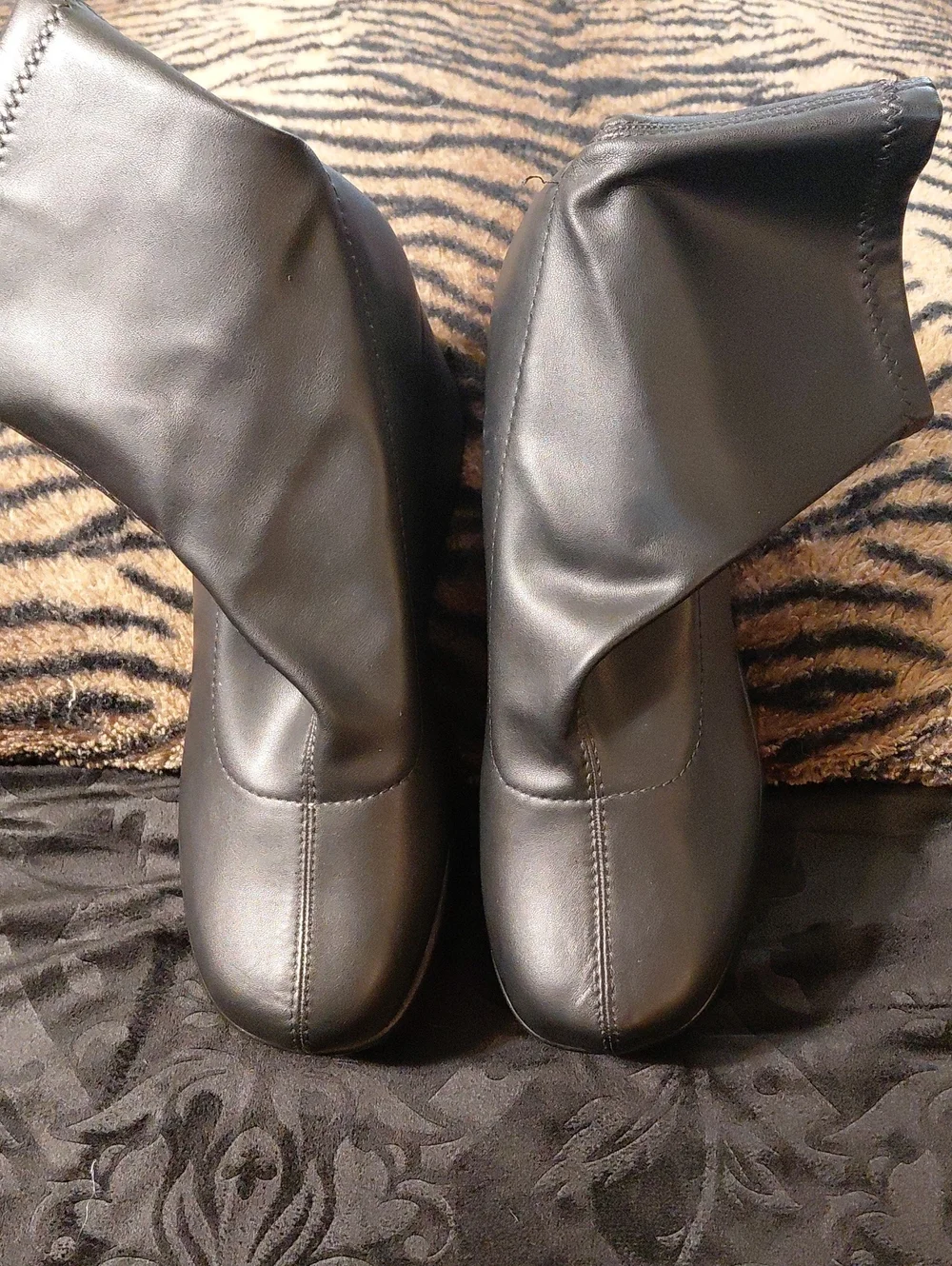 SODA size 11 Black Wedge Plateform Ankle Boots - Easy Pull On Euc